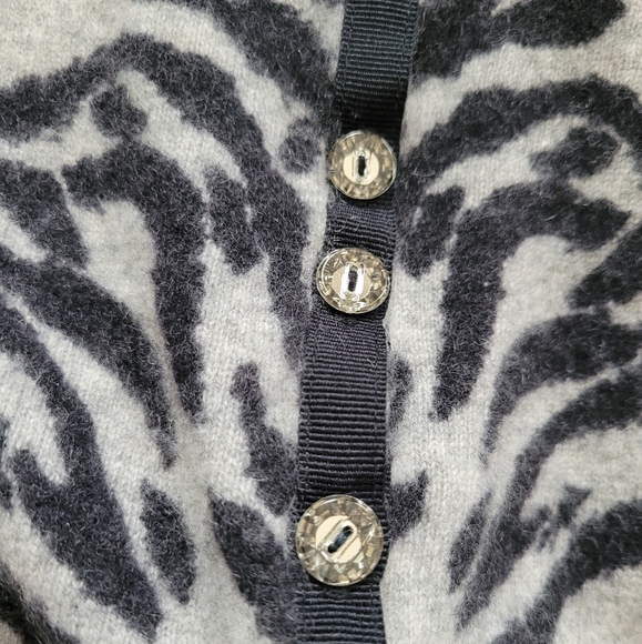 Anne Klein 100% Cashmere Gray black Zebra Print Sweater Size M - Picture 4 of 9